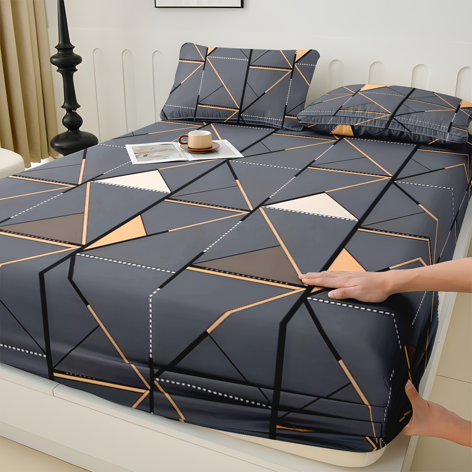 1pc Modern Geometric Pattern Fiber Fitted Sheet, Suitable for Double/Queen/King Size Beds - Dark Gray And Golden Design, Wrinkle-Free Luxurious Bed Skirt, Velvet-Like Soft Touch, Creates Elegant Ambiance, Pillowcase And Pillow Insert Not Included