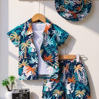 A Three-Piece Set for Boys Featuring a Stylish Summer Vacation Style with a Random Tropical Palm Tree Pattern on a Collared Shirt, Shorts, And a Portable Hat (Clothing Only). This Lightweight And Comfortable Summer Outfit Is Perfect for Outdoor Acti