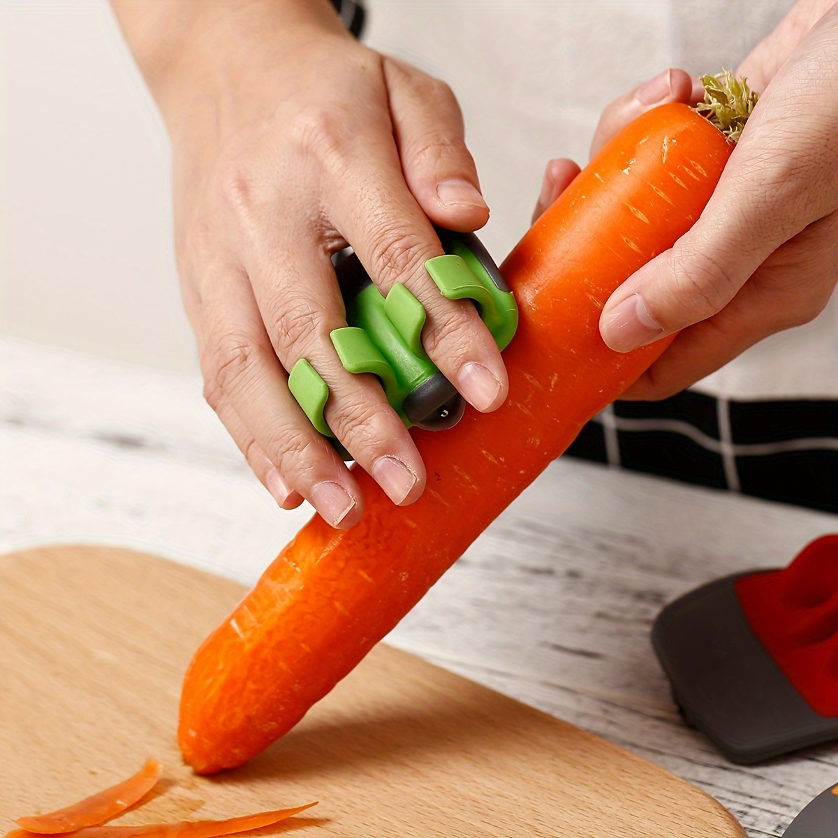 1 Stainless Steel Handheld Peeler, Easily Peel Fruits And Vegetables, Vegetable Peeling Tool, Comfortable Grip, with Non-Slip Rubber Finger Ring Design. Made of Stainless Steel And Durable Thermoplastic Rubber Material, Not Electric